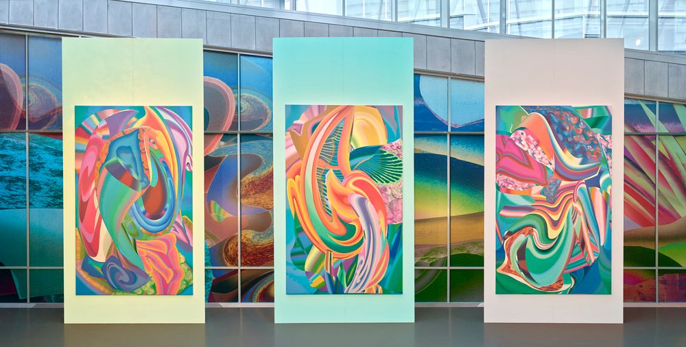 Drie grote kleurrijke werken gemaakt met olieverf gepresenteerd in het Atrium van SCHUNCK. 