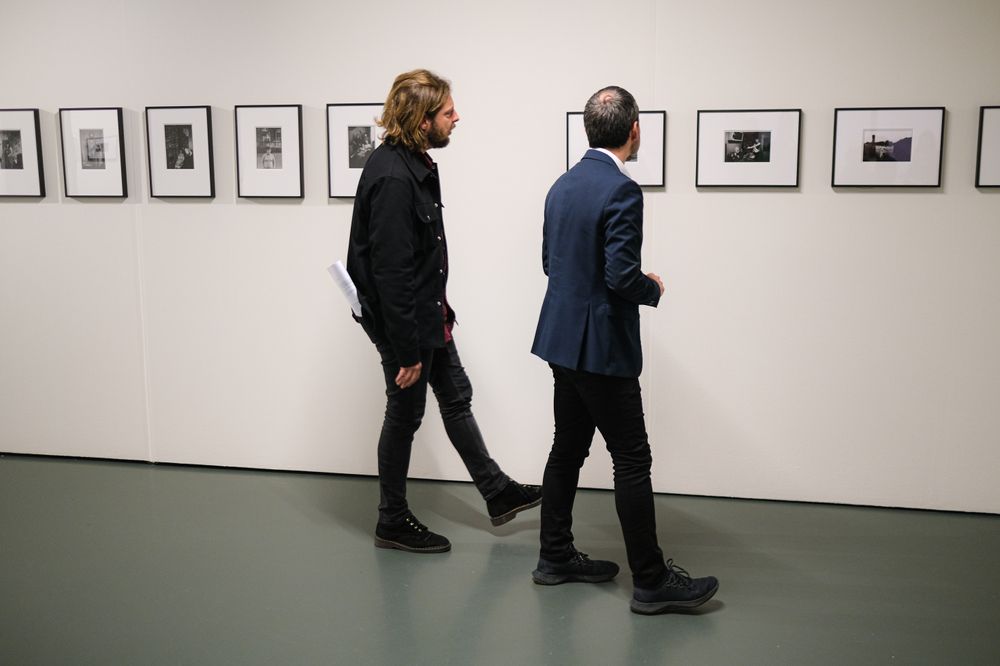 Artistiek directeur Fabian de Kloe en wethouder Cultuur te Heerlen, Jordy Clemens tijdens de opening van tentoonstelling Gluckauff in het museum. 