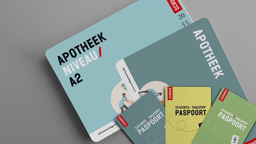 Taaldorp Materialen met tekst: 'Apotheek, niveau A2', 'Paspoort taaldorp'.