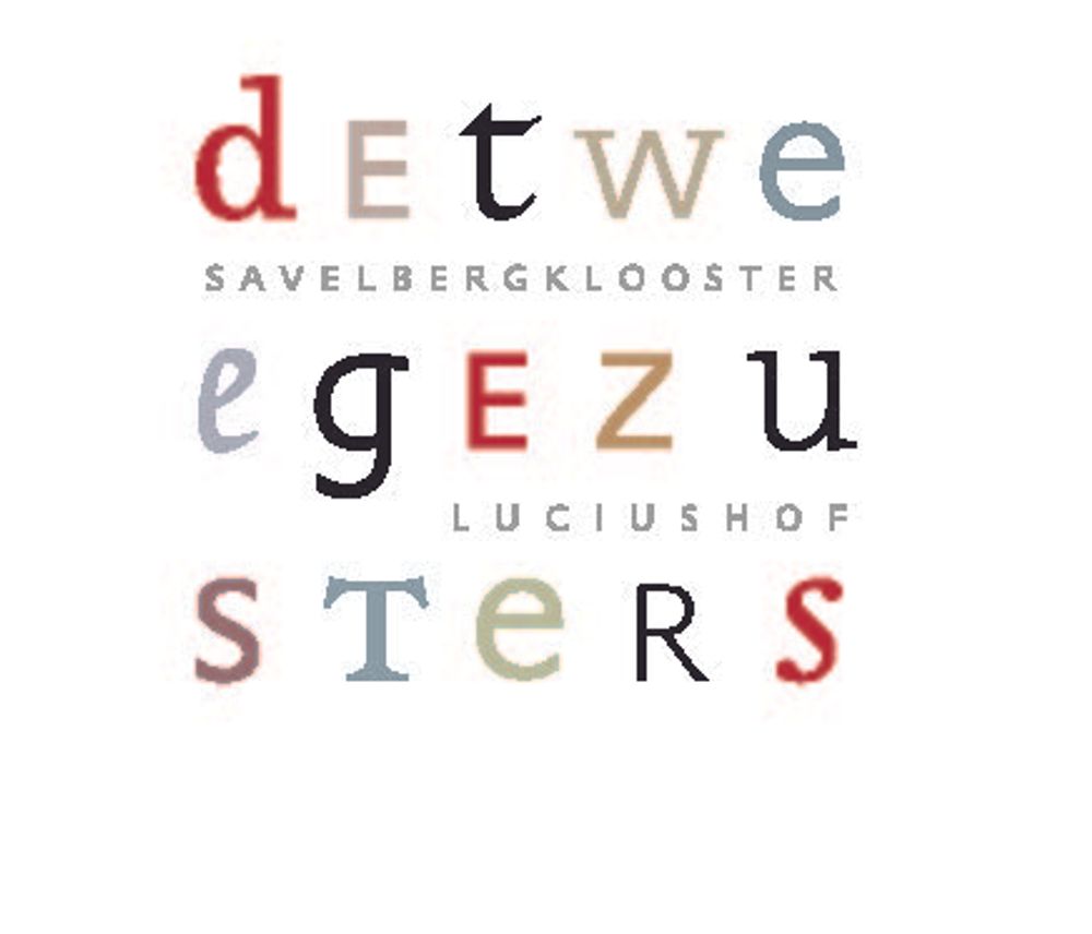 Logo met de tekst “De Twee Gezusters” in uiteen geplaatste letters, in verschillende lettertypes en kleuren. Tussen de regels staat grijze tekst: “Savelbergklooster Luciushof”.
