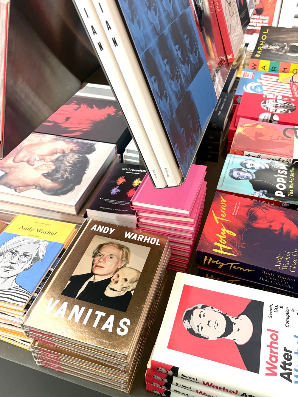 Een tafel met daarop diverse boeken over Andy Warhol.
