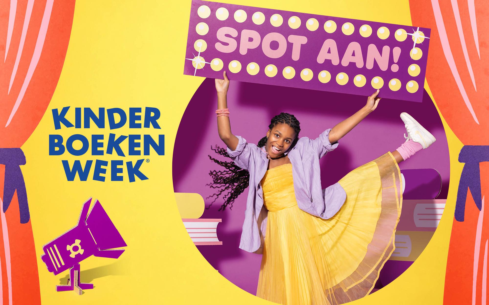 Kinderboekenweekbeeld met een persoon die een bord met "SPOT AAN!" omhooghoudt in een kleurrijk theaterdecor met boeken en spotlights.