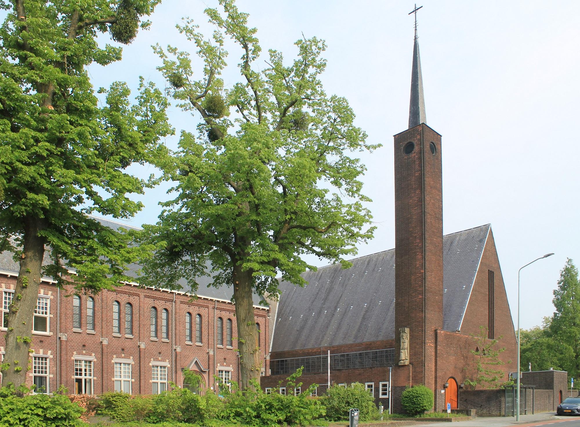 Buitenaanzicht kapel van het Bernardinuscollege, omringd door groen.