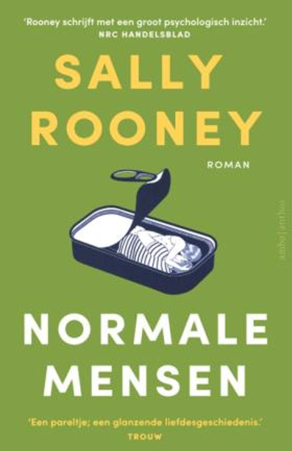 Boekomslag van Normale mensen van Sally Rooney, met een groene achtergrond en een illustratie van een persoon in een geopend sardineblikje. De naam van de auteur staat bovenaan, de titel onderaan in grote letters.