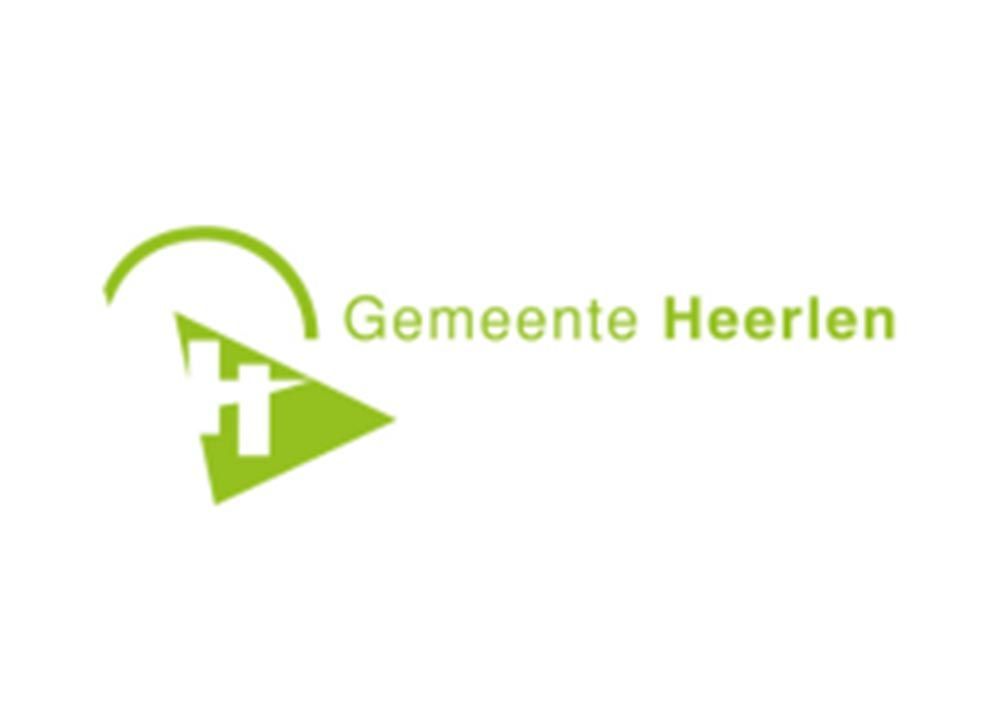 Logo met groene tekst: “Gemeente Heerlen”, met links van de tekst een driehoek waarin de letter “H” staat en een boogje erboven.