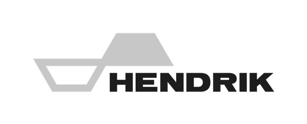Logo met de tekst “HENDRIK” in zwarte hoofdletters. Links van de tekst staat een gestileerd, geometrisch beeldmerk in grijs: een combinatie van een open trapeziumvorm en een gesloten, bredere trapezium erboven.