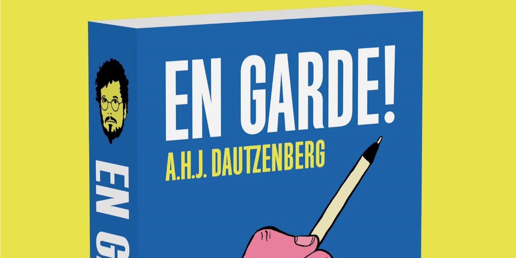 Illustratie van een blauw boek met de titel EN GARDE! en de naam A.H.J. Dautzenberg in gele letters. Op de kaft staat een getekend gezichtje en een roze hand die een pen vasthoudt tegen een gele achtergrond.