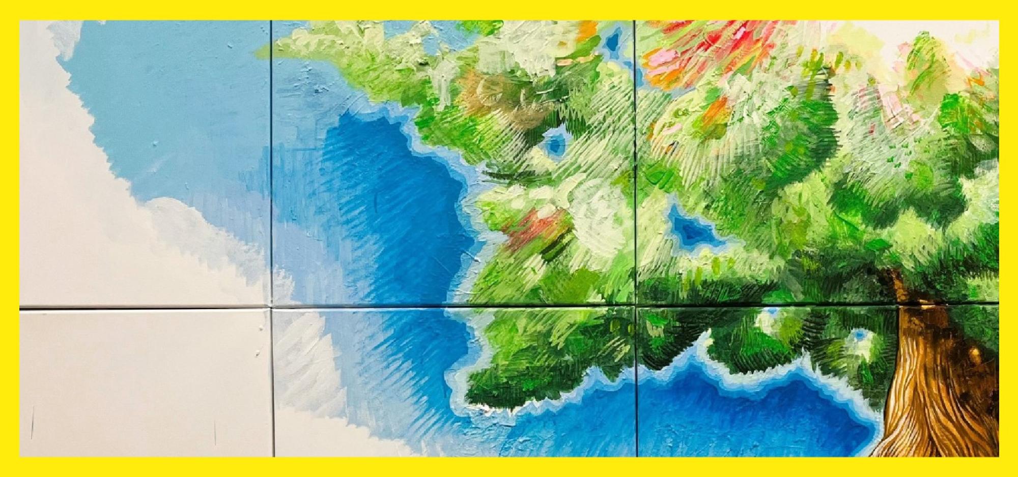 Kleurrijke muurschildering van een boom met groene bladeren en een bruine stam tegen een blauwe lucht, verdeeld over meerdere tegels met een gele rand eromheen.
