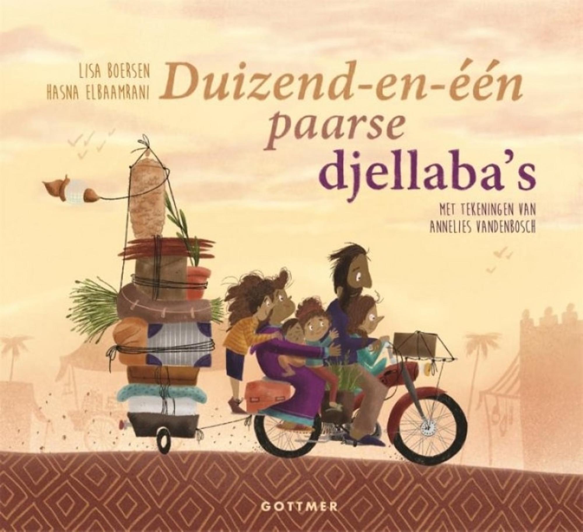 Boekomslag van "Duizend-en-één paarse djellaba’s" met een tekening van een gezin op een fiets, beladen met goederen zoals matten en dozen, terwijl de achtergrond een kleurrijke stad toont.