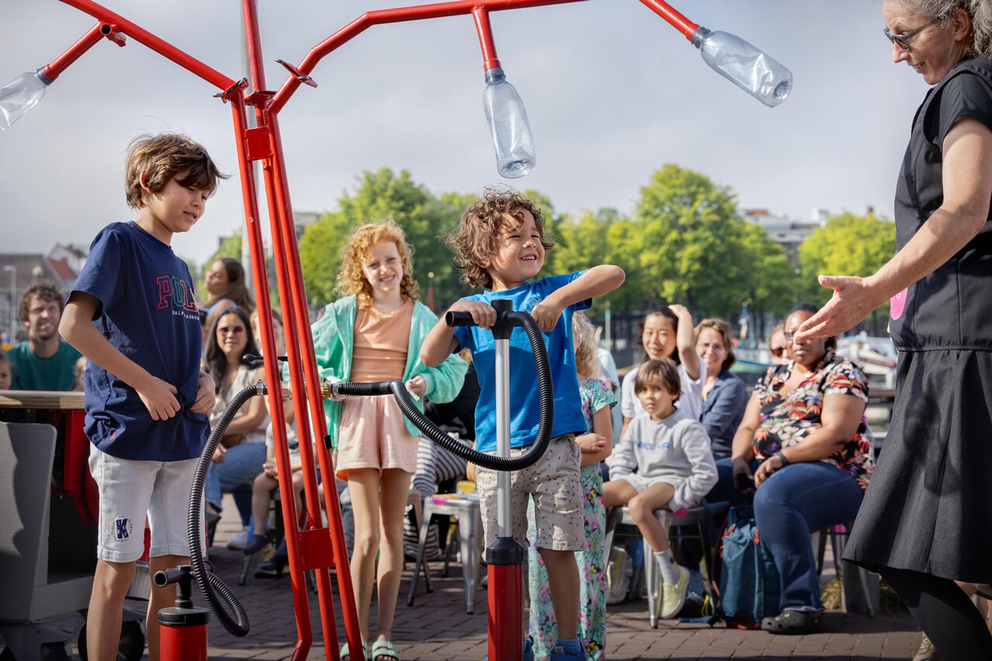 kinderen spelen en ontdekken buiten de NEMO Science apparatuur