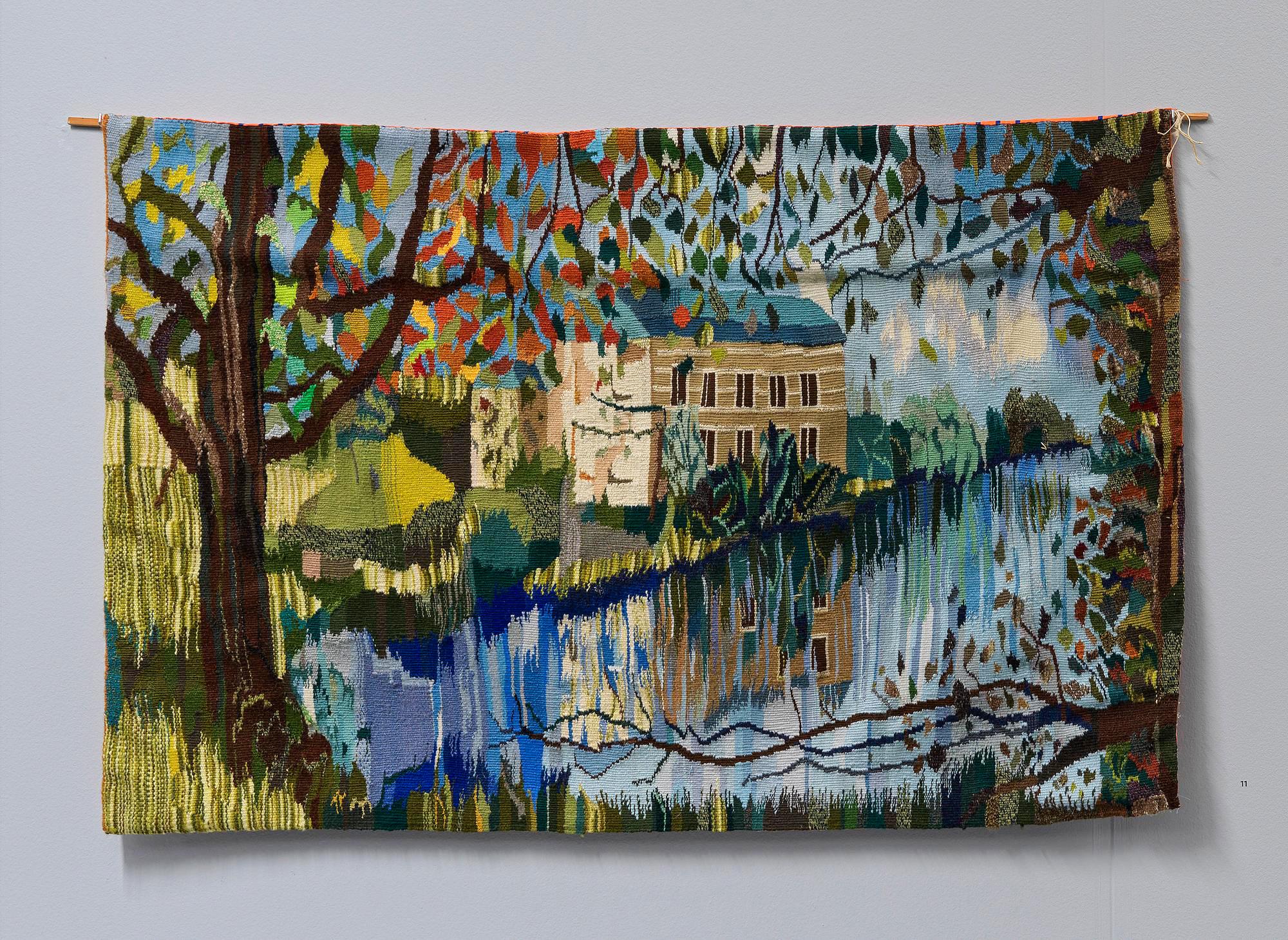 Een kleurrijk geweven wandtapijt toont een landschap met kasteel Strijthagen aan het water, omringd door bomen met herfstbladeren die zich weerspiegelen in het meer.