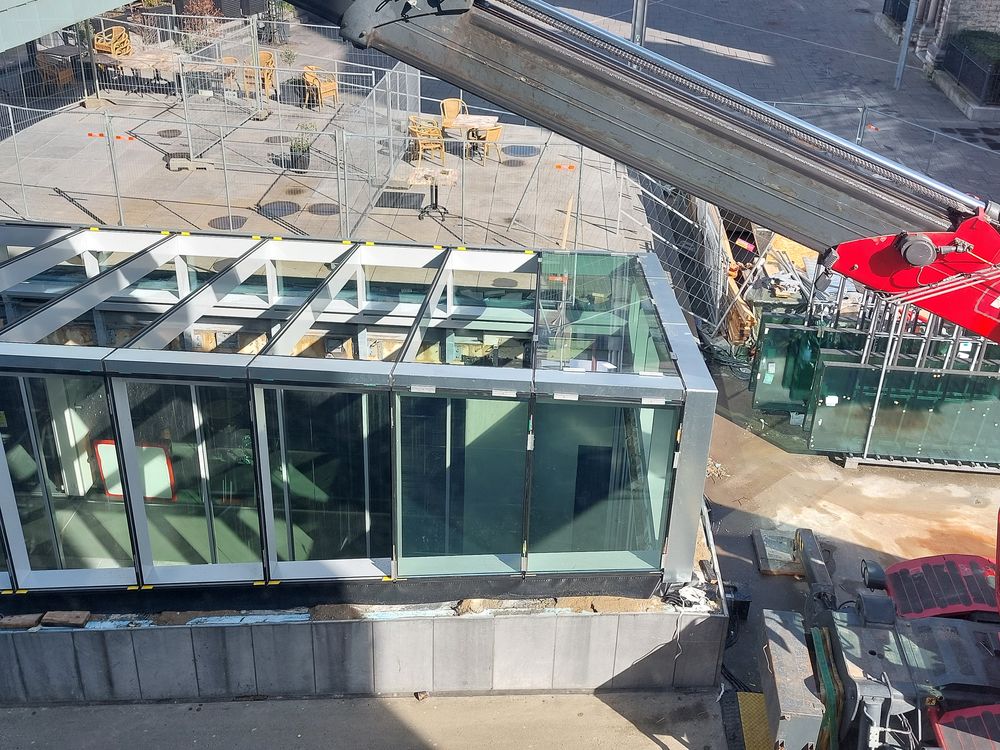Bovenaanzicht Atrium dak tijdens de bouwfase, glazen ruiten worden geplaatst. 