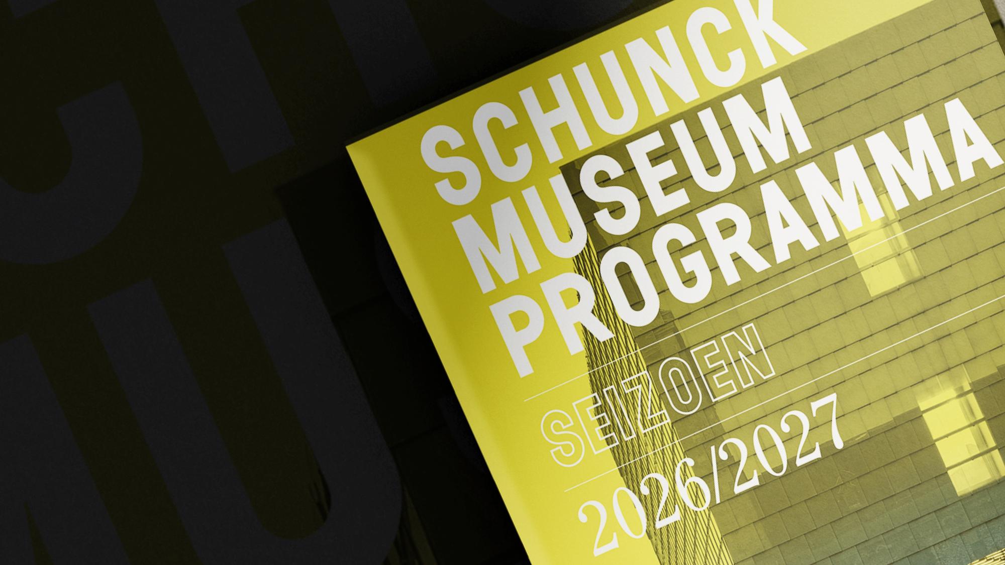 Omslag van het SCHUNCK Museumprogramma 2026/2027 in gele tinten, met een gebouw op de achtergrond.
