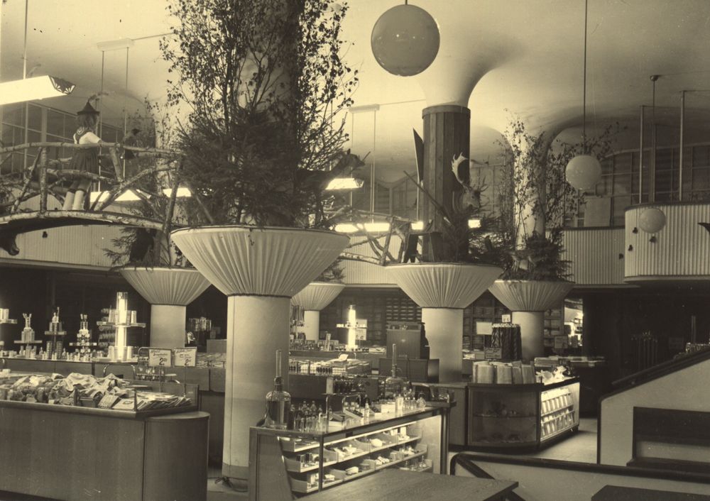 Zwart-witfoto van de hal van het SCHUNCK Glaspaleis in de jaren '40, met karakteristieke architectuur en glazen gevel.