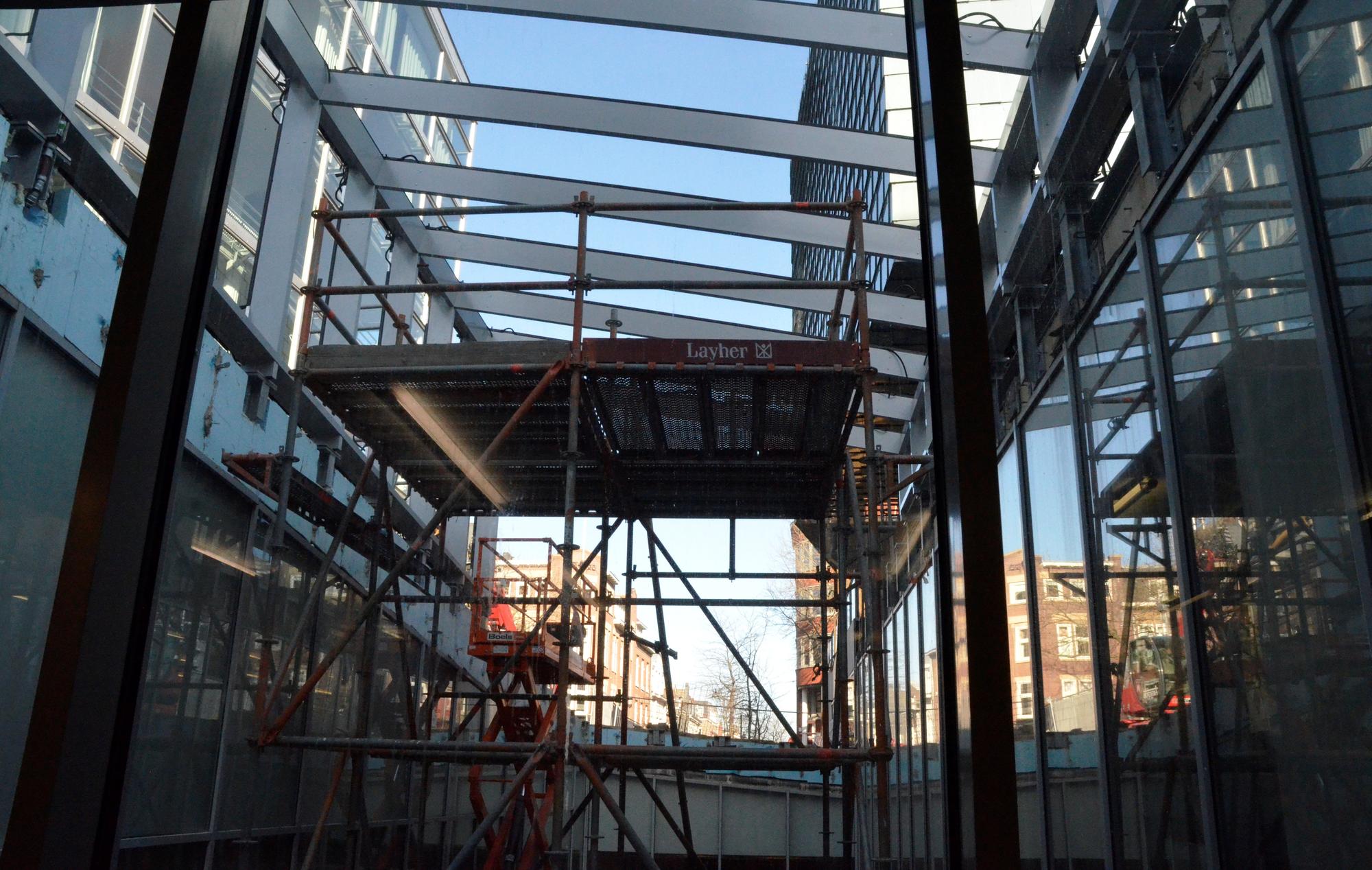 SCHUNCK Atrium Kijkdepot tijdens bouwfase, steigers in de patio. 