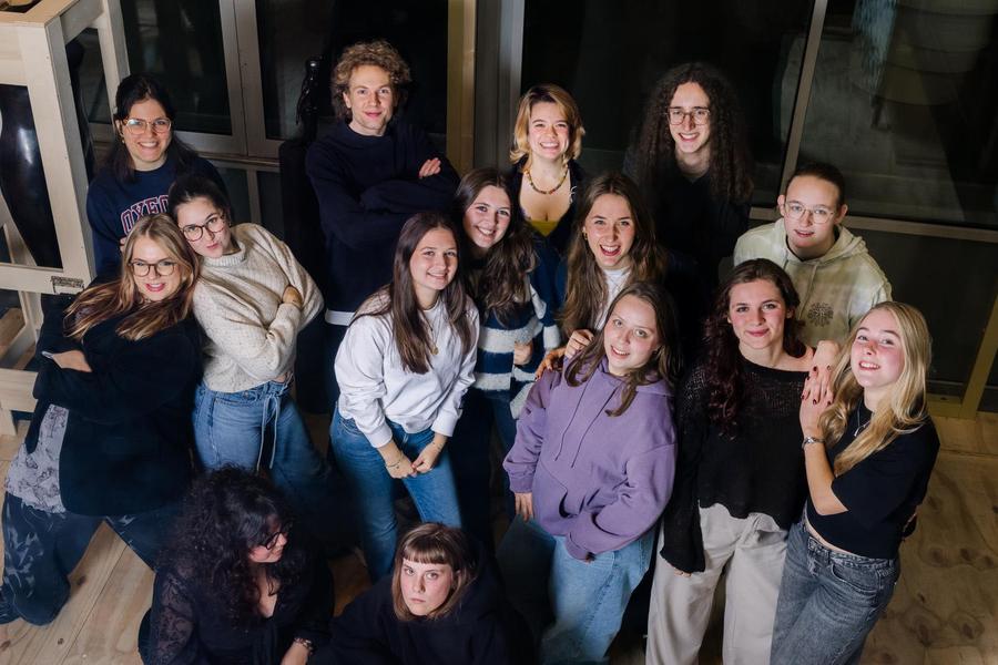 Groepsfoto met de jongeren van Driver's Seat in het museum.