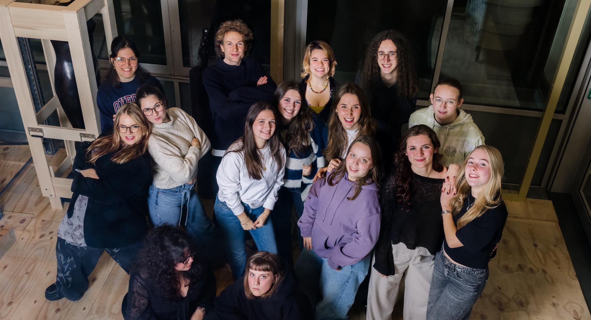 Groepsfoto met de jongeren van Driver's Seat in het museum.