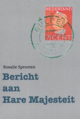Boekomslag van Bericht aan Hare Majesteit van Rosalie Sprooten. Op een grijze achtergrond staat links de titel in blauwe letters en rechtsboven een rode postzegel met het portret van een vrouw en het opschrift “Nederland 7 cent”.