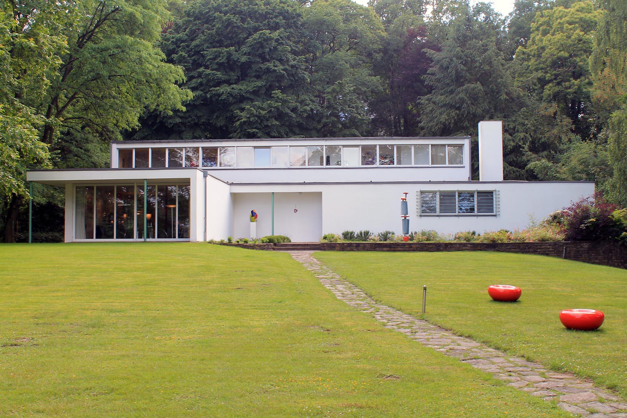 Buitenaanzicht Haus Heusgen in Krefeld met grasveldje voor het huis. 