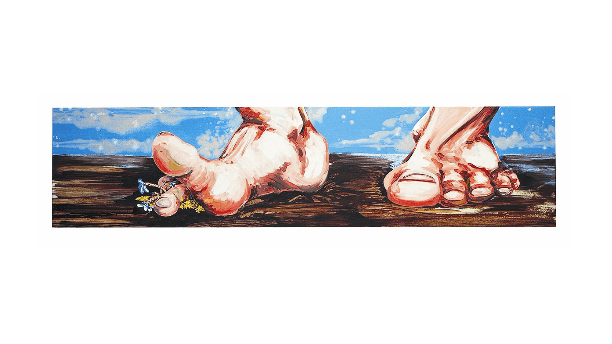Schilderij van twee blote voeten op een aardoppervlak onder een blauwe lucht, met bloemen verstrikt tussen de tenen van de linker voet.