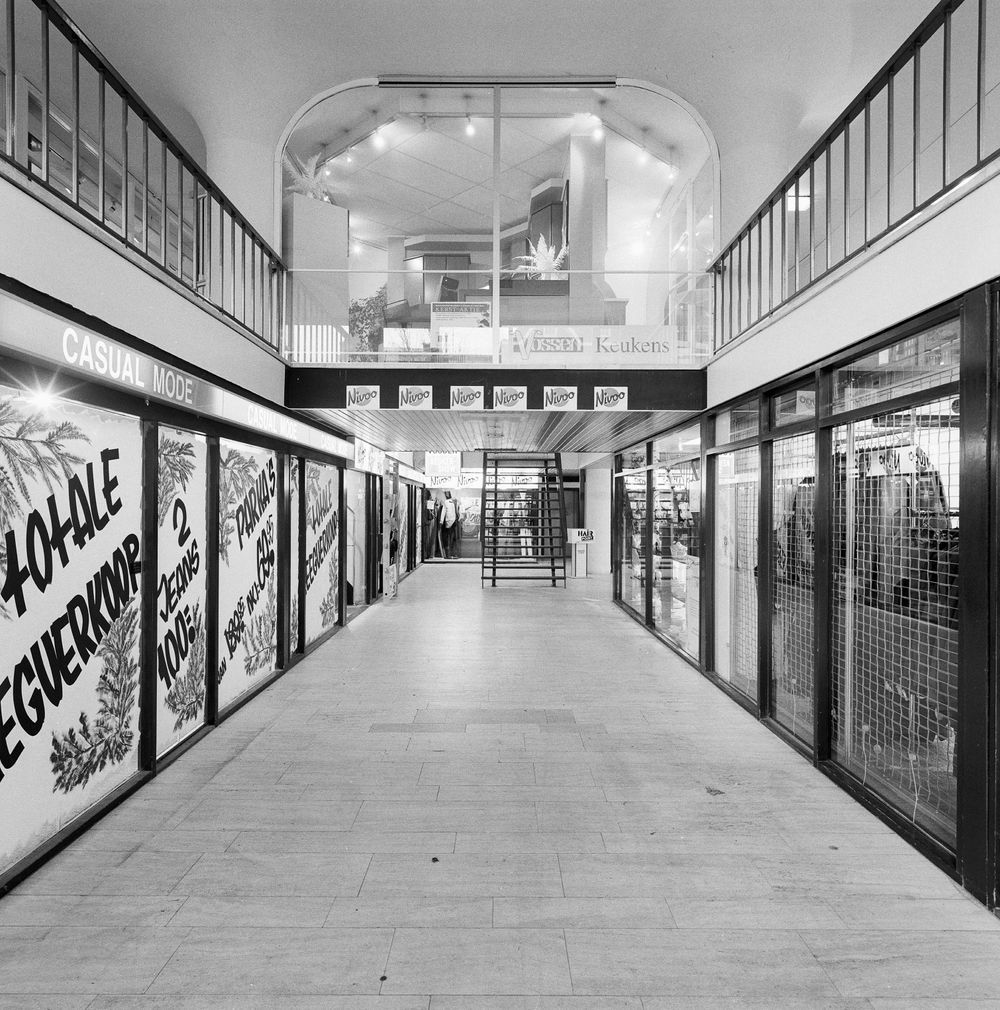 De centrale hal van het SCHUNCK Glaspaleis, voorzien van inpandige winkels en een extra verdieping ter hoogte van de huidige vide, 1995. Foto: P. van Galen