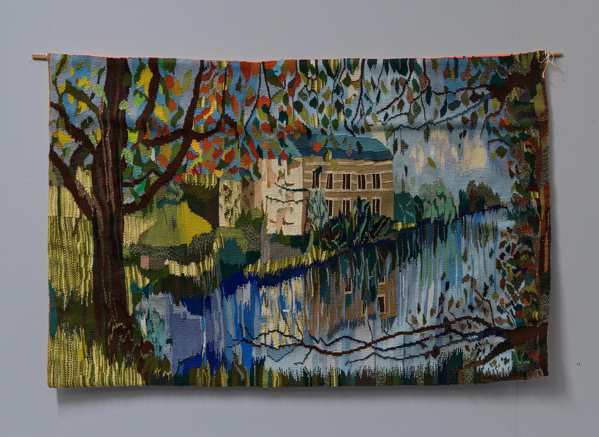 Een kleurrijk geweven wandtapijt toont een landschap met kasteel Strijthagen aan het water, omringd door bomen met herfstbladeren die zich weerspiegelen in het meer.