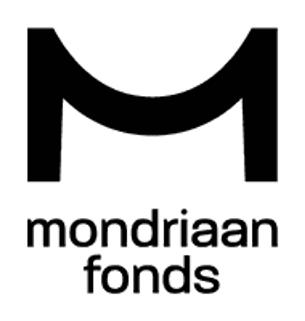 Logo met zwarte tekst “Mondriaan Fonds” en een grote, brede, zwarte letter M erboven.