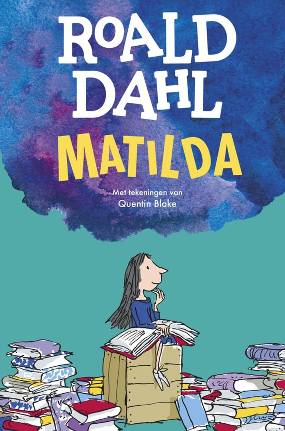 Boekomslag van Matilda van Roald Dahl, met illustraties van Quentin Blake. Op een turquoise achtergrond zit een lezend meisje boven op een stapel boeken, omringd door nog meer boeken, terwijl de titel groot bovenaan staat in witte en gele letters tegen een blauw-paarse achtergrond.