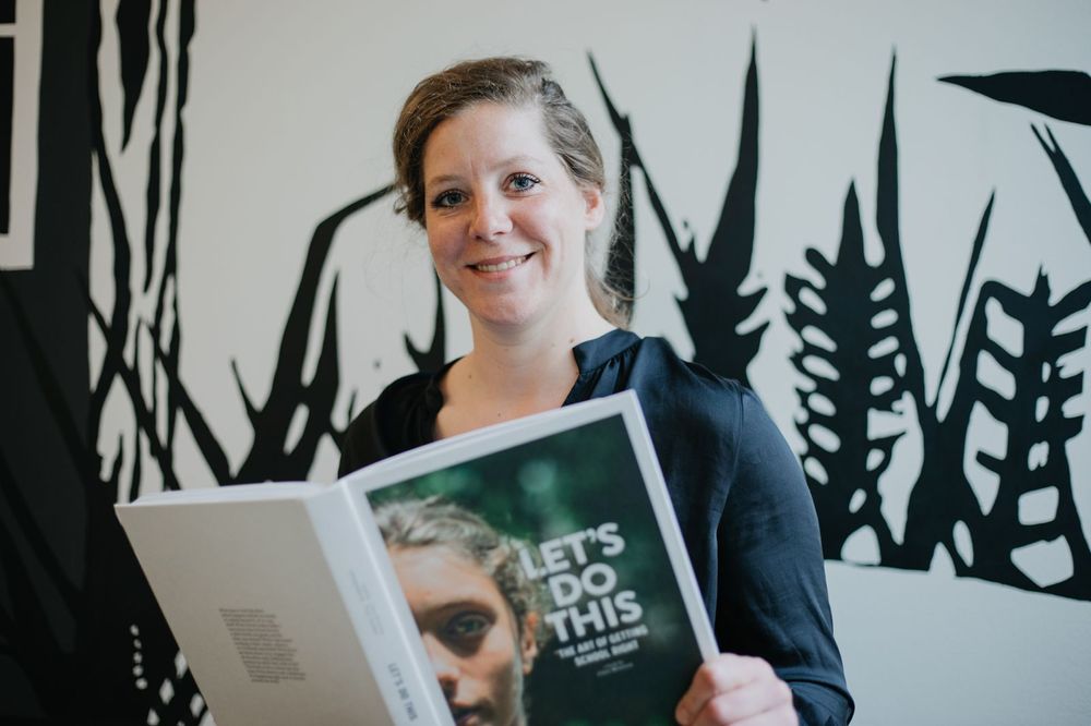 Portret Julie Van Der Schoor met boek in handen. 
