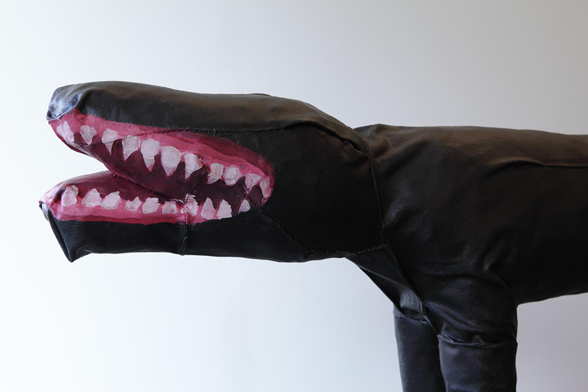  Kunstwerk van een gestileerd zwart dier met open bek vol witte tanden, Sculptuur, acryl op linnen. Gemaakt door Helen Verhoeven.



