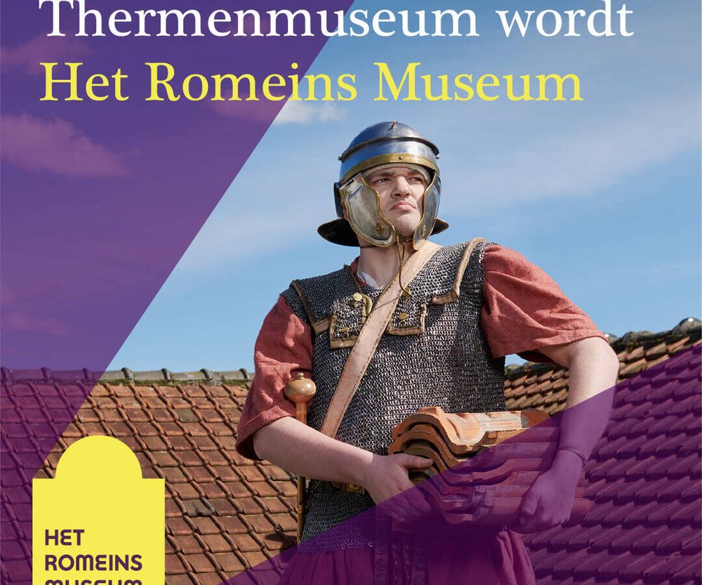 Promotieafbeelding voor de naamsverandering van Thermenmuseum naar Het Romeins Museum. Op de afbeelding staat een persoon in Romeins geïnspireerde kleding met helm, voor een achtergrond van daken en blauwe lucht, gecombineerd met paarse grafische vlakken en de tekst "Thermenmuseum wordt Het Romeins Museum".