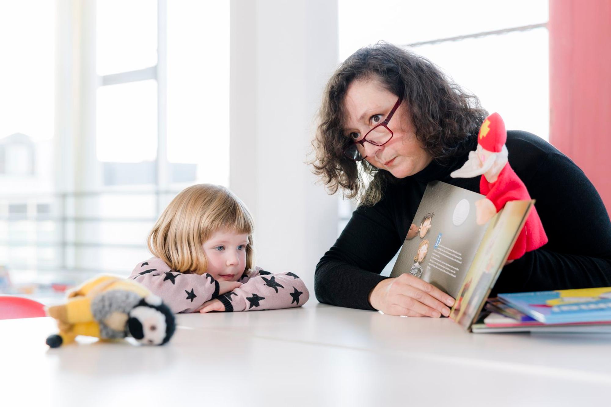 SCHUNCK Voorleeshalfuurtje -  Peuter in de bibliotheek