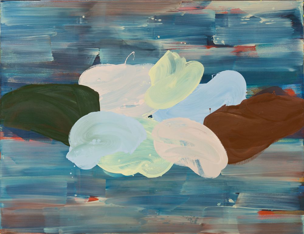 Abstract schilderij met brede, horizontale blauwtinten als achtergrond, waarover zachte, ovale vormen in wit, lichtgeel, groen en bruin in het midden samenkomen, alsof ze drijven of elkaar raken.