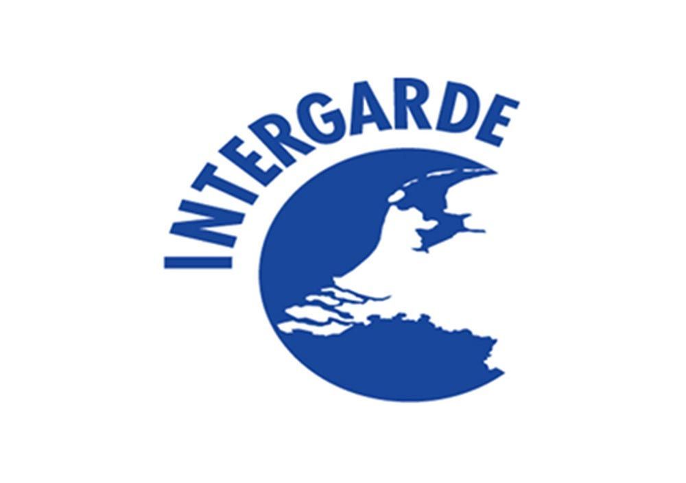 Logo met een blauwe cirkel waarin een landkaart van Nederland is afgebeeld. Boven de cirkel staat in een boog de tekst: “Intergarde”.
