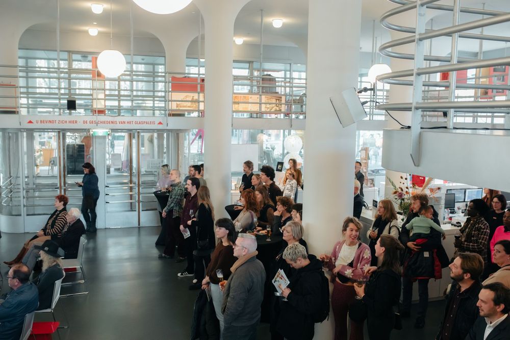 Bezoekers zitten en staan in de centrale hal van SCHUNCK tijdens de opening. 