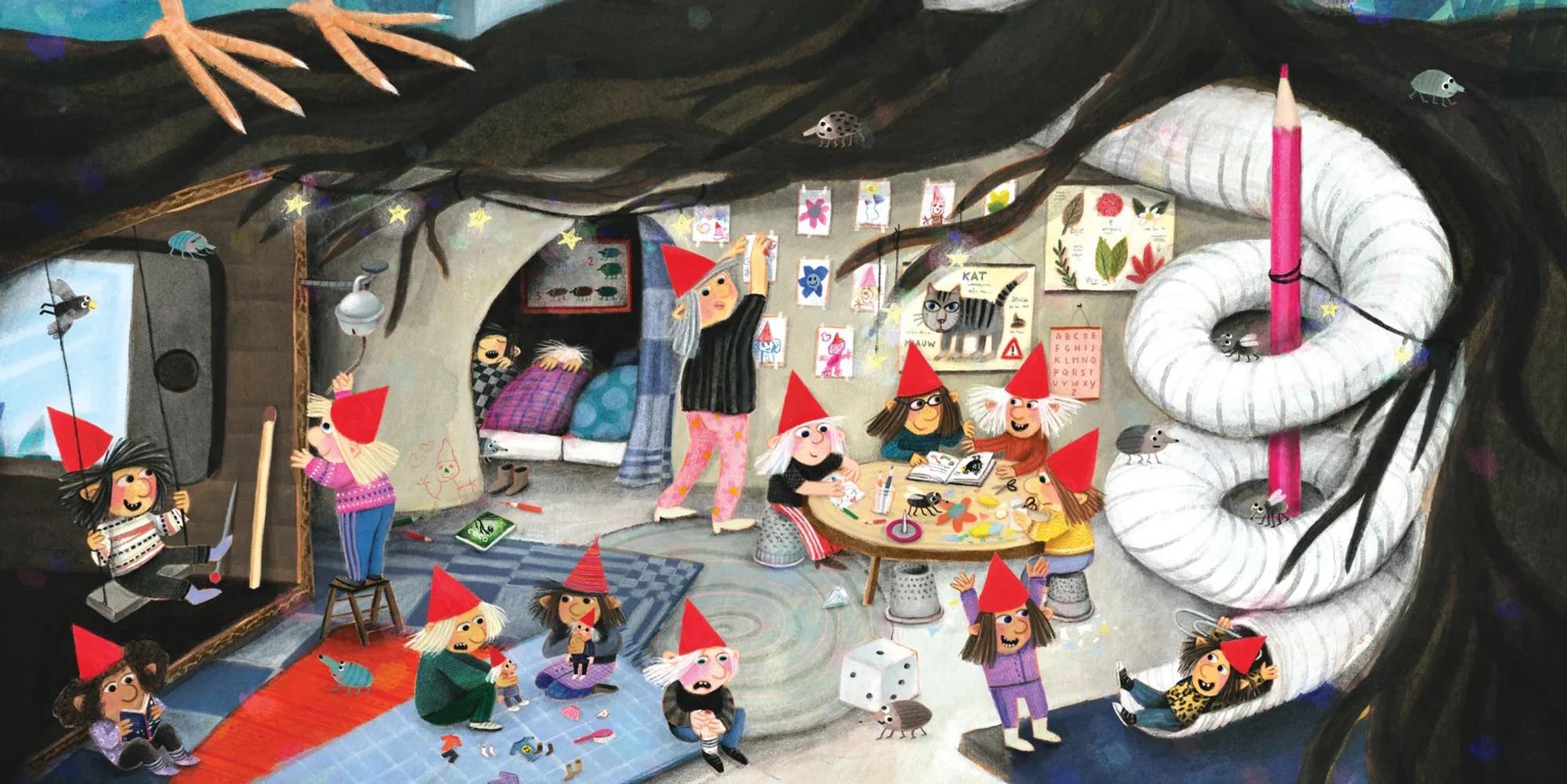 Grote en kleurrijke illustratie van een druk, ondergronds kabouterhuis dat onder de wortels van een boom ligt. Overal zitten kleine kabouters met rode puntmutsen: sommigen tekenen aan een ronde tafel, anderen spelen op de vloer met blokken en dobbelstenen, en een paar hangen tekeningen aan de muur. Links is een kleine deur met een kabouter die naar buiten kijkt. Rechts kronkelt een dikke witte rups rond een grote roze potloodstam. Het interieur is gevuld met speelgoed, tekeningen, boeken en kleine bosdieren.