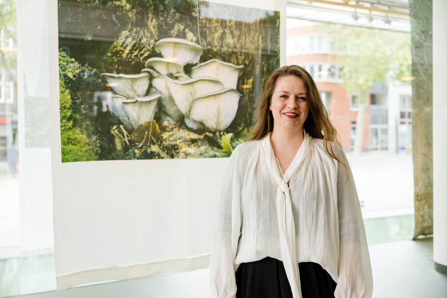 Gladys Zeevaarders voor haar werk in de vitrine.