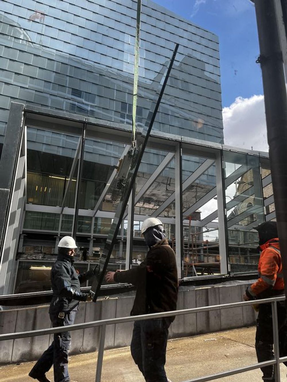 SCHUNCK Atrium Kijkdepot tijdens bouwfase, bouwvakkers plaatsen ruiten en dragen witte helmen. 