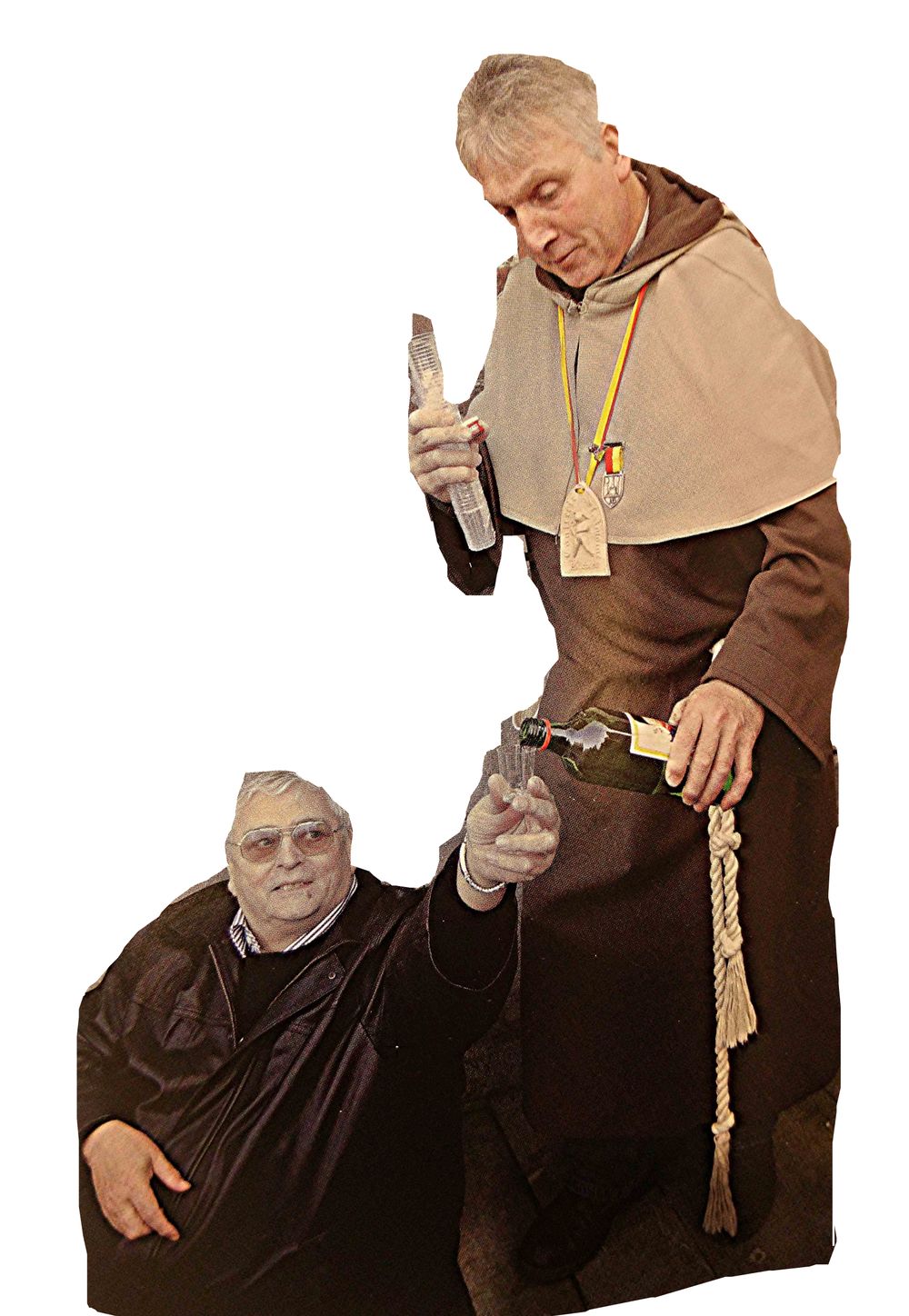 Collage van twee mannen: een man in monnikspij met medailles die een glas vult vanuit een fles, en een zittende man met bril en donkere jas die het glas vasthoudt, tegen een witte achtergrond.