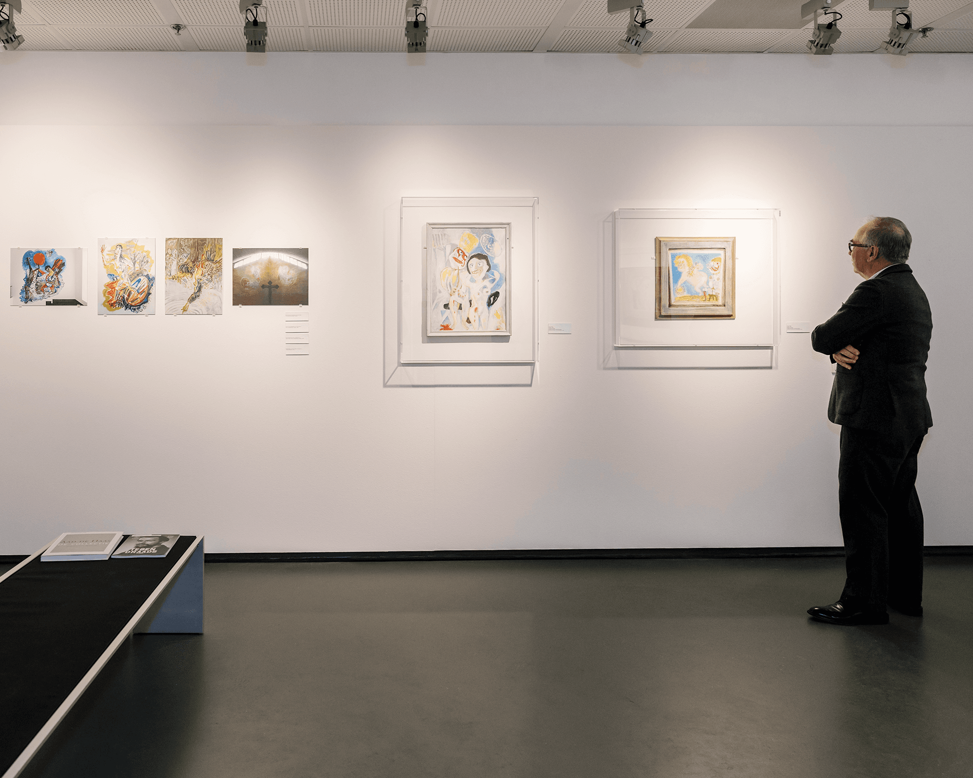 Man kijkt naar schilderij van Aad de Haas. 