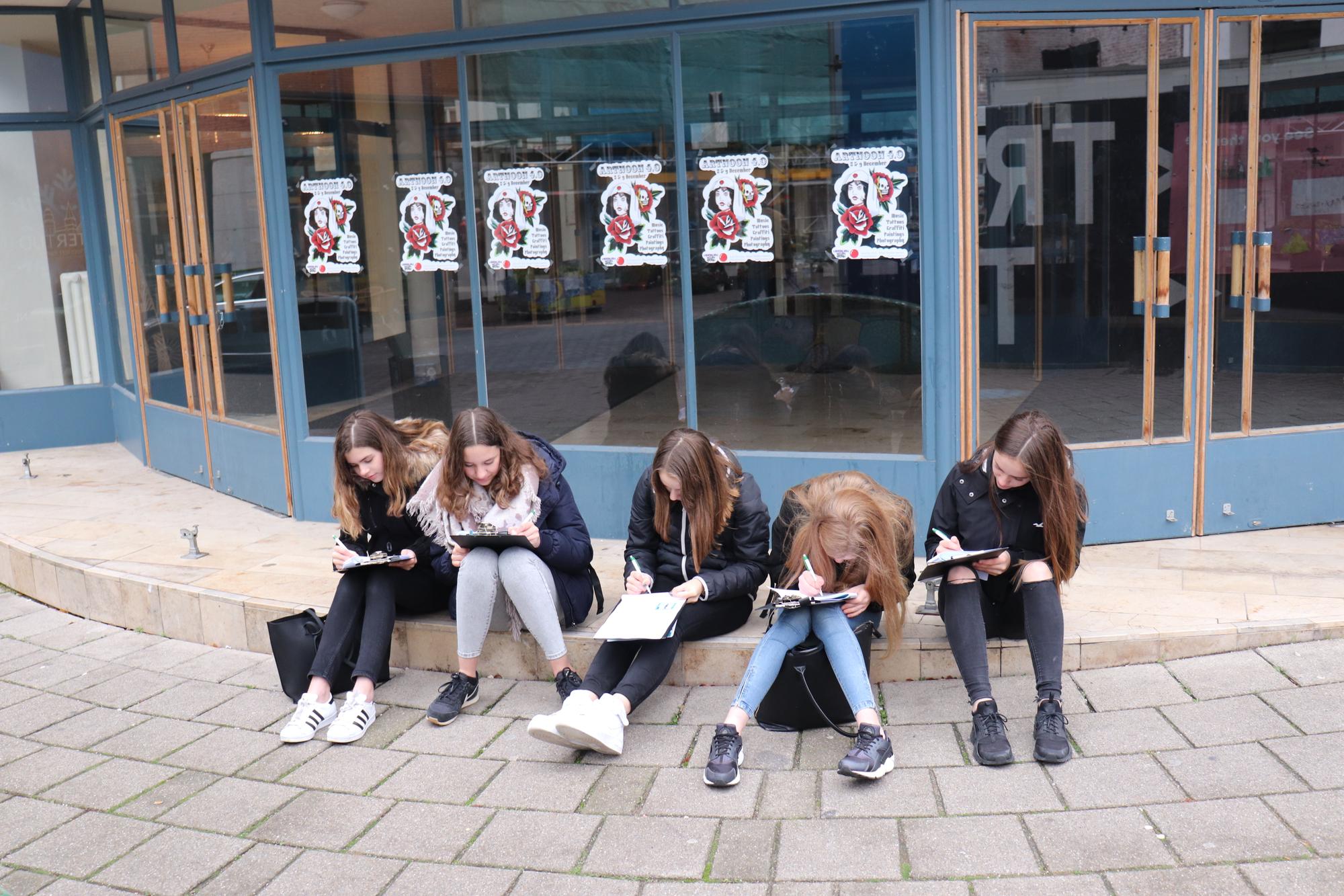 VO leerlingen buiten