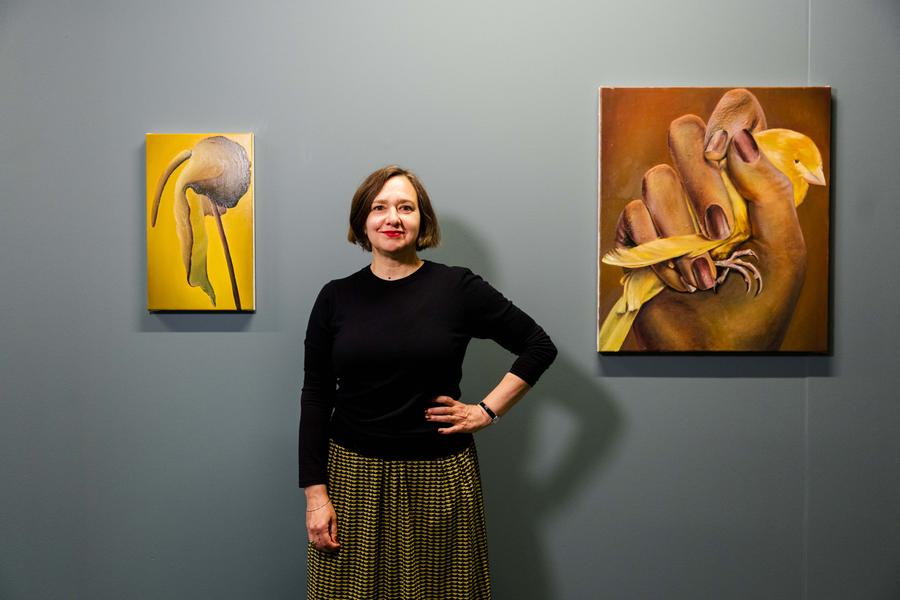 Ina van Zyl voor haar werk in de tentoonstelling 'Where Are You From'. 
