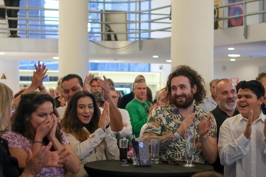 Publiek applaudisseert tijdens de bekendmaking van Morena Bamberger als winnaar van de Parkstad Limburg Prijs 2022 in SCHUNCK Glaspaleis.