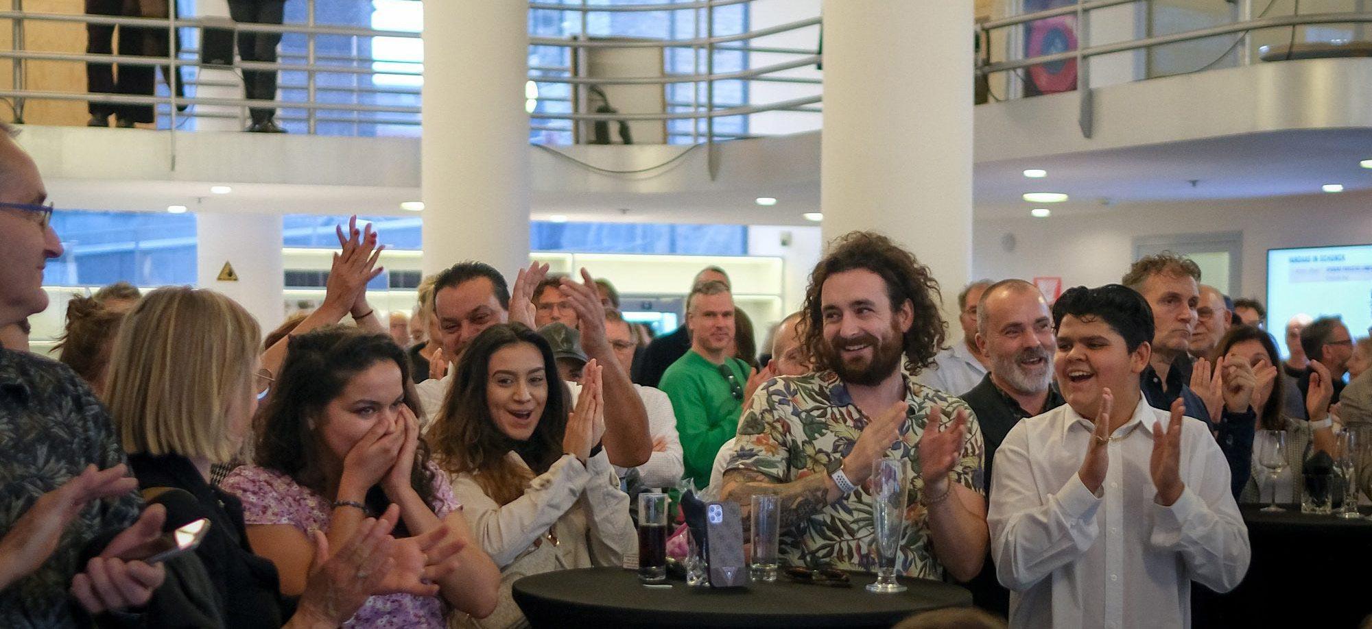 Publiek applaudisseert tijdens de bekendmaking van Morena Bamberger als winnaar van de Parkstad Limburg Prijs 2022 in SCHUNCK Glaspaleis.