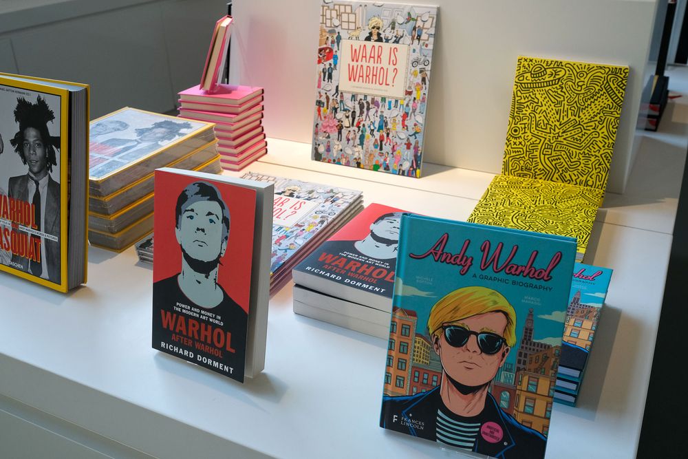 Boeken over Andy Warhol gepresenteerd in de museumshop. 
