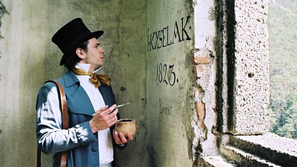 Filmstill uit Kyselak war da! waarin Joseph Kyselak zijn naam en het jaartal 1825 op een muur schrijft.