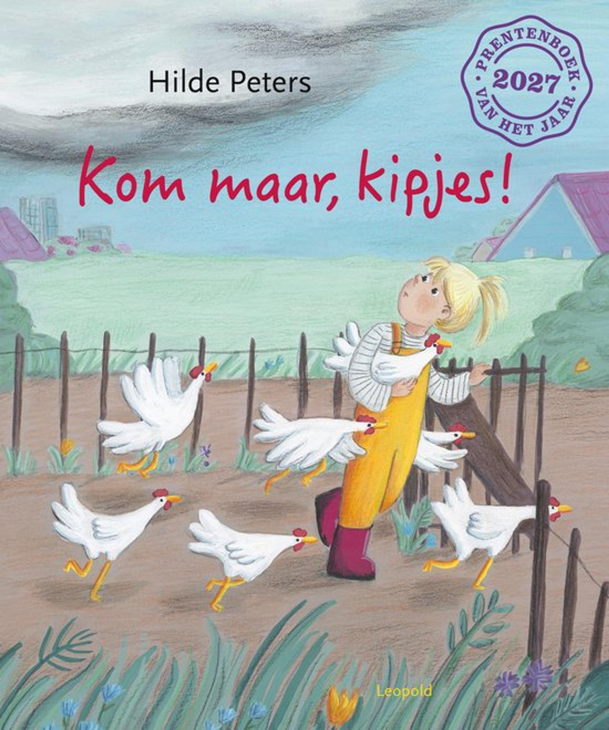 Boekomslag van 'Kom maar, kipjes!' van Hilde Peters. Op een boerenerf staat een kind in gele tuinbroek tussen meerdere witte kippen, terwijl donkere wolken boven het landschap hangen.
