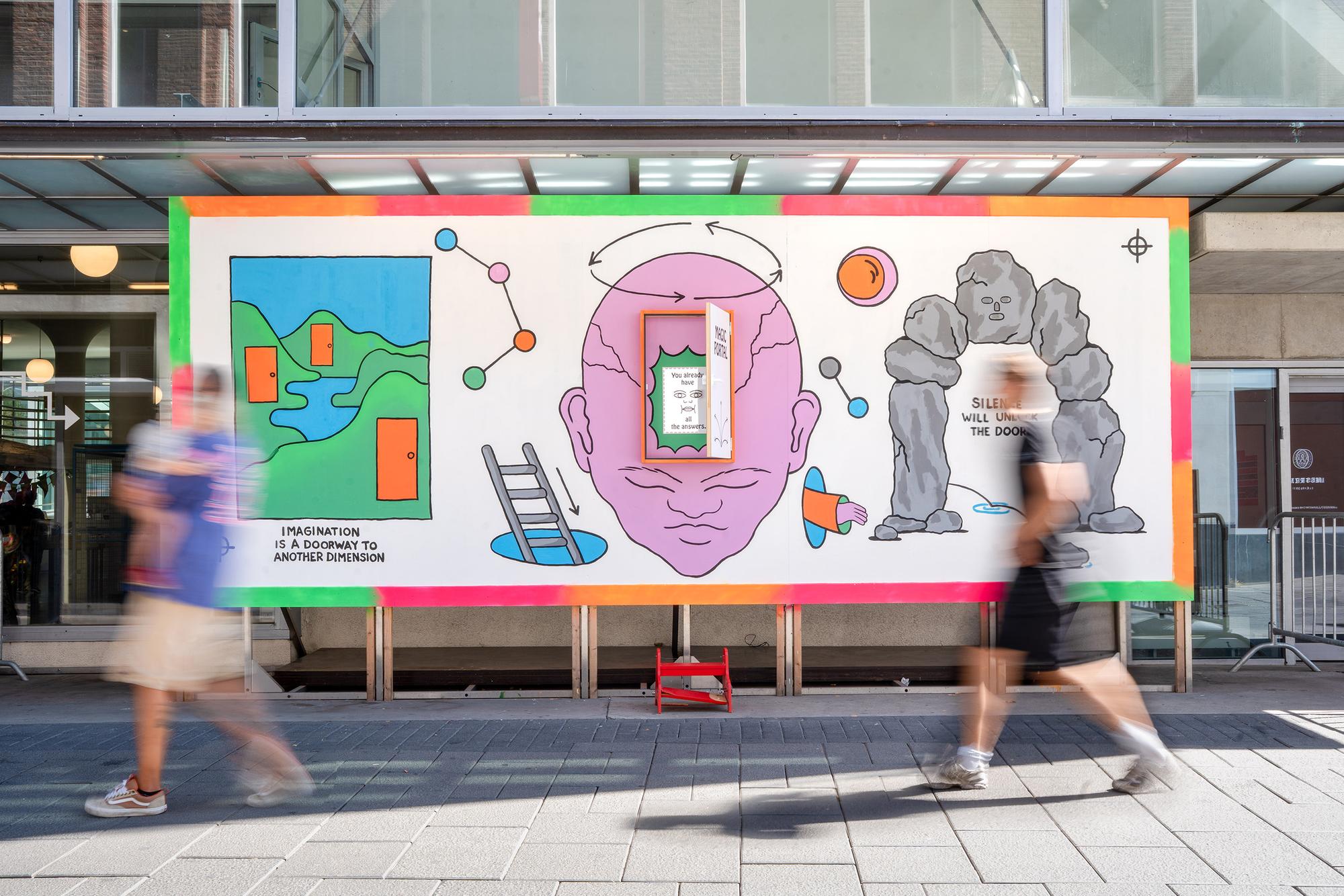 De kleurrijke MODULE-wisselwand van Irene Fresh bij het Glaspaleis, met voorbijlopende bezoekers op de voorgrond.