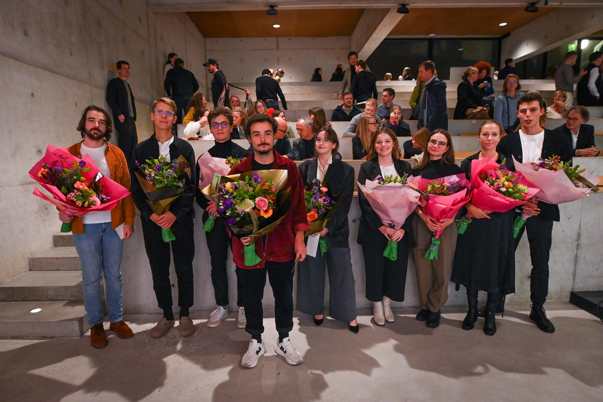 EAP 2022 Winnaars Winnaars van EAP met bosjes bloemen in hun hand.