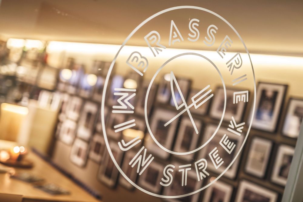 Logo Mijnstreek als sticker op ruit. 